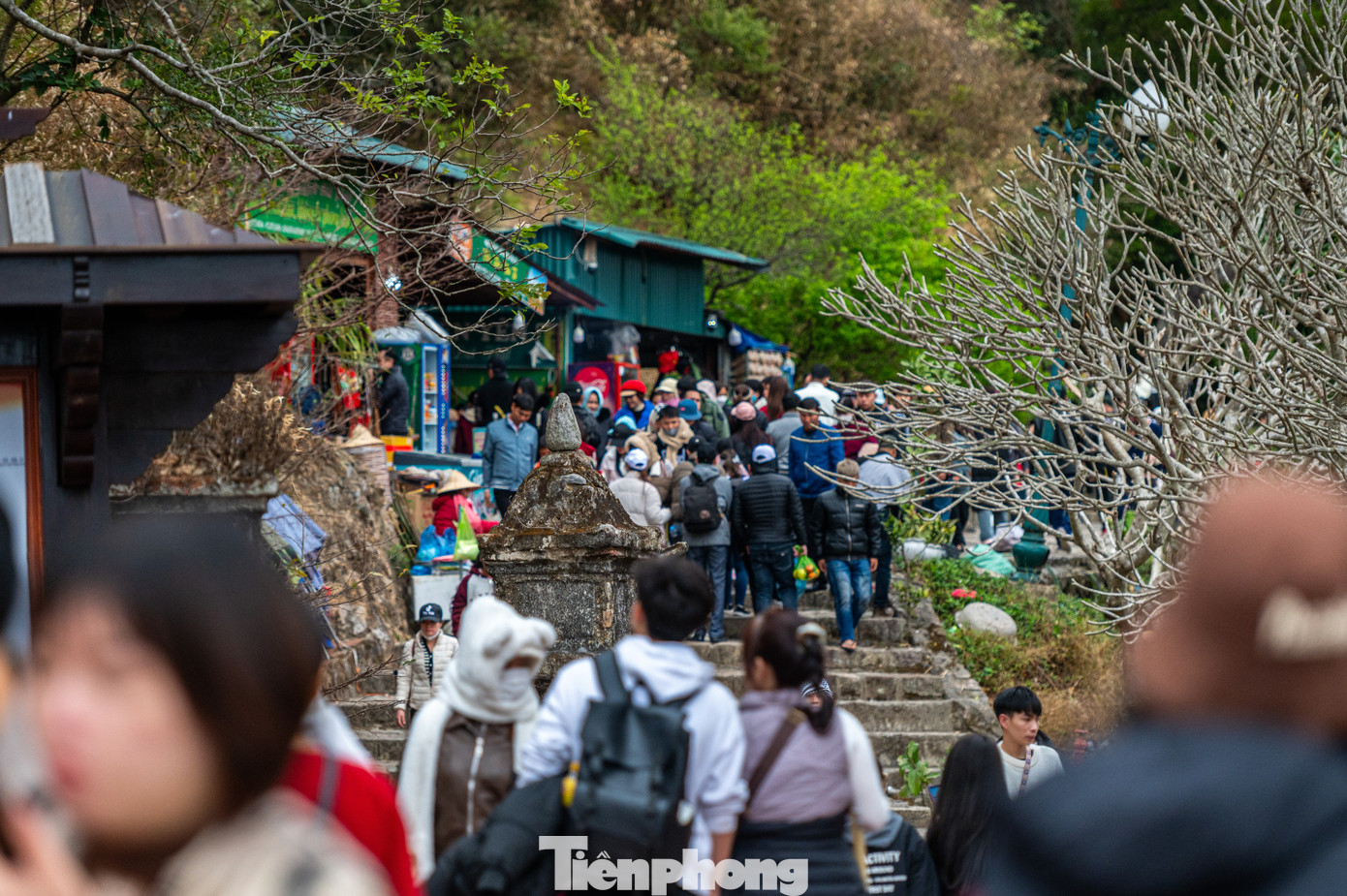 Trên quá trình di chuyển, khách hành hương được qua nhiều địa điểm như đường Tùng nghìn năm tuổi, chùa Giải Oan, vườn tháp Tổ, chùa Hoa Hiên, chùa một Mái... Lễ hội Yên Tử kéo dài trong 3 tháng đầu năm thu hút hàng triệu lượt du khách hành hương về thánh địa của Phật giáo Trúc Lâm.