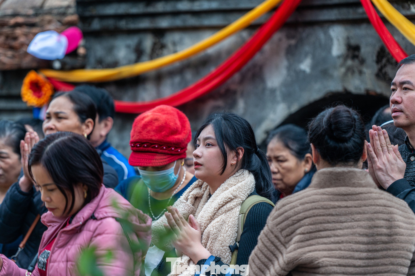 Tại mỗi nơi đi qua, hòa vào dòng người hành hương, các bạn trẻ làm lễ dâng hương, cầu may mắn đầu năm.