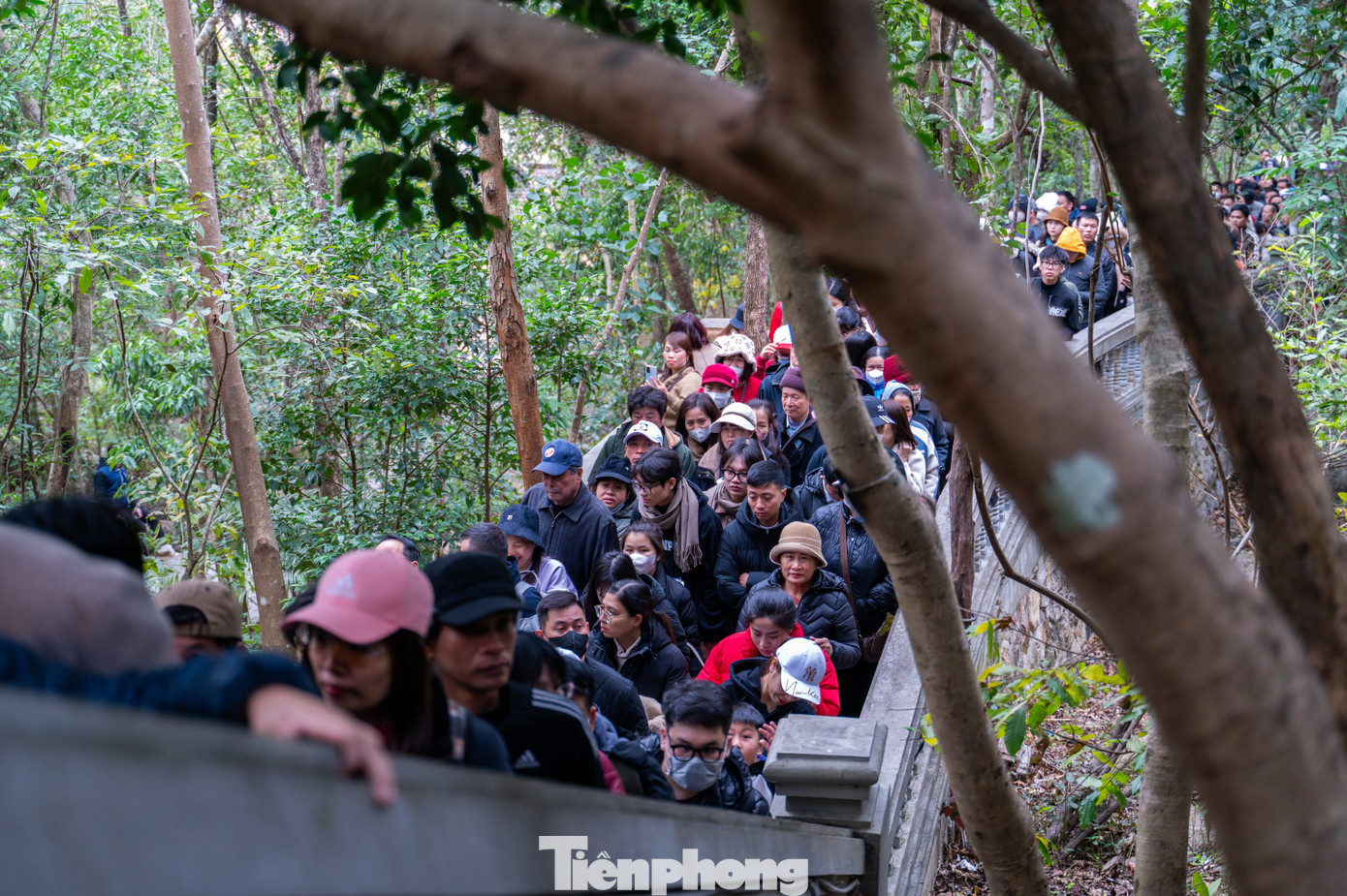 Hàng người xếp dài để sử dụng dịch vụ xe điện và cáp treo. Ông Huỳnh Hồng Lợi, Phó tổng giám đốc Công ty CP Phát triển Tùng Lâm, cho biết đơn vị bố trí tăng cường tuyến xe điện và vận hành 100% công suất cả 4 tuyến cáp treo. "Năm nay đơn vị áp dụng vé mới có sử dụng mã QrCode để thuận tiện cho du khách. Với phương thức này du khách có thể đặt vé từ trước qua hệ thống đường dây nóng và có bộ phận hướng dẫn cho du khách từ trước và trong quá trình hành hương về Yên Tử", ông Lợi chia sẻ.