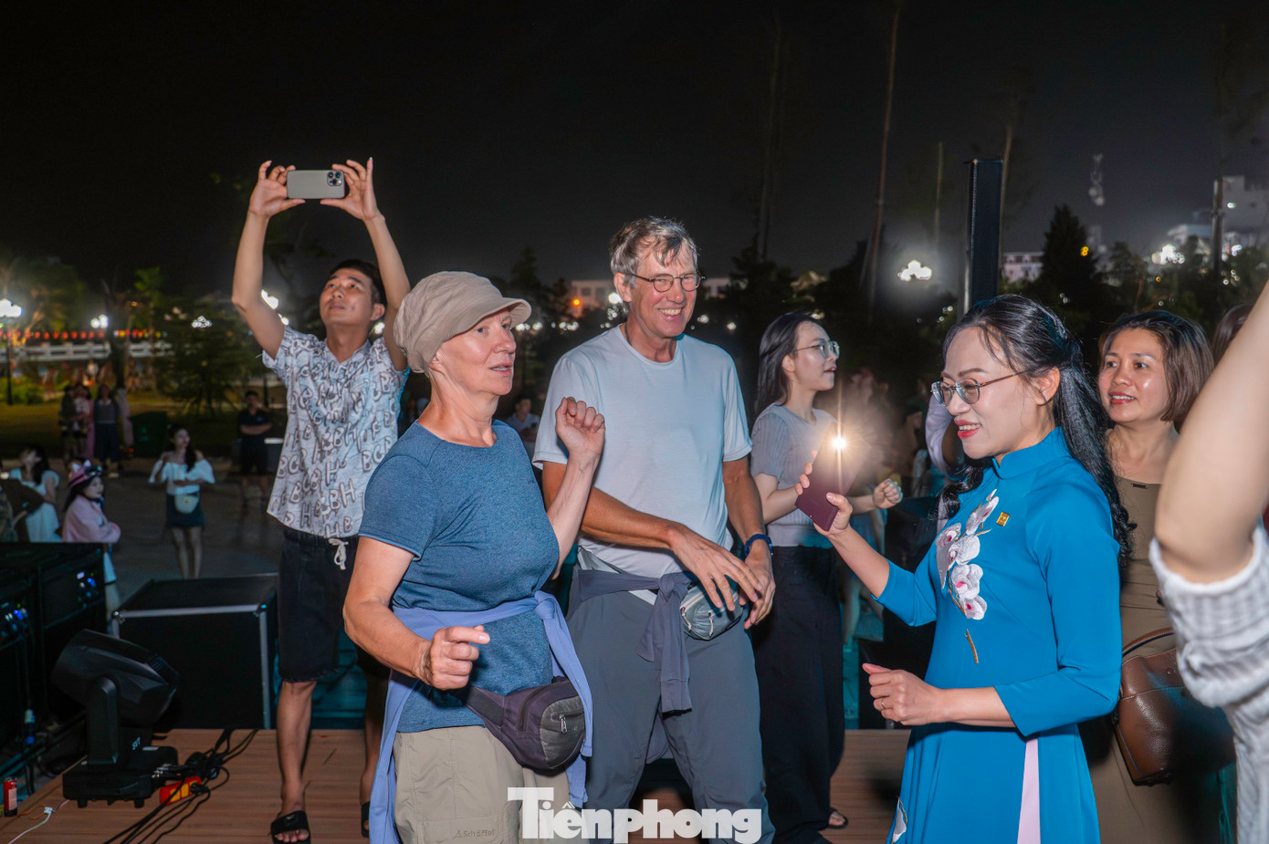 Ngoài ra, trong khuôn khổ Chương trình, người dân và du khách còn được hòa mình vào không gian sống động, nhộn nhịp, rực rỡ sắc màu và được tương tác, giao lưu với các nghệ sĩ.