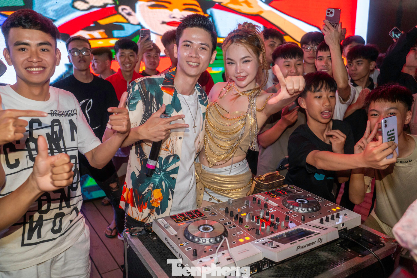 Ngoài ra, trong khuôn khổ Chương trình, người dân và du khách còn được hòa mình vào không gian sống động, nhộn nhịp, rực rỡ sắc màu và được tương tác, giao lưu với các nghệ sĩ.