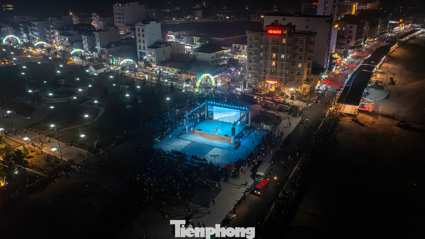 Ngoài ra, trong khuôn khổ Chương trình, người dân và du khách còn được hòa mình vào không gian sống động, nhộn nhịp, rực rỡ sắc màu và được tương tác, giao lưu với các nghệ sĩ.