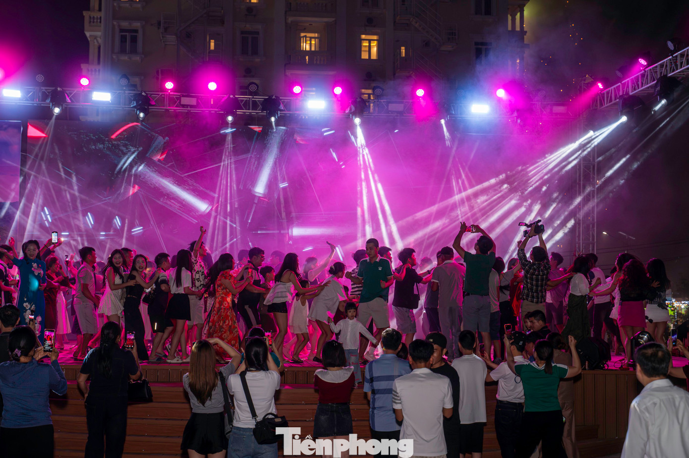 Ngoài ra, trong khuôn khổ Chương trình, người dân và du khách còn được hòa mình vào không gian sống động, nhộn nhịp, rực rỡ sắc màu và được tương tác, giao lưu với các nghệ sĩ.