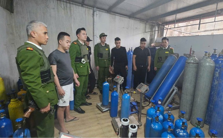 Lực lượng 113 phát hiện cơ sở đang tổ chức sang chiết khí cười NO2. Ảnh: Công an cung cấp. Lực lượng 113 phát hiện cơ sở đang tổ chức sang chiết khí cười NO2. Ảnh: Công an cung cấp.