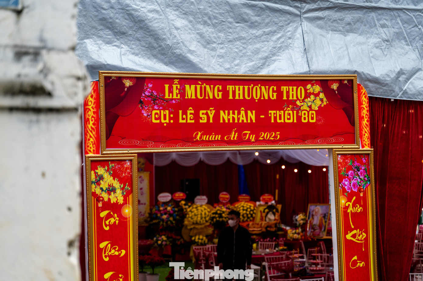 Theo tục lệ của người dân Hà Nam, từ dịp Tết Nguyên đán, con cháu dù đi làm xa ở khắp nơi đều trở về vùng xã đảo để tổ chức lễ mừng thọ cho cha mẹ và ông bà của mình. Riêng nhà nào có cụ ở các tuổi chẵn như 80, 90, 100 tuổi được con cháu bắc rạp, thuê phường hát, rồng lân về biểu diễn, tổ chức mừng thọ linh đình và rước ra nhà thờ họ, đình tham gia đoàn rước "cụ thượng" đến miếu Tiên Công (xã Cẩm La) để bái yết tổ tiên.