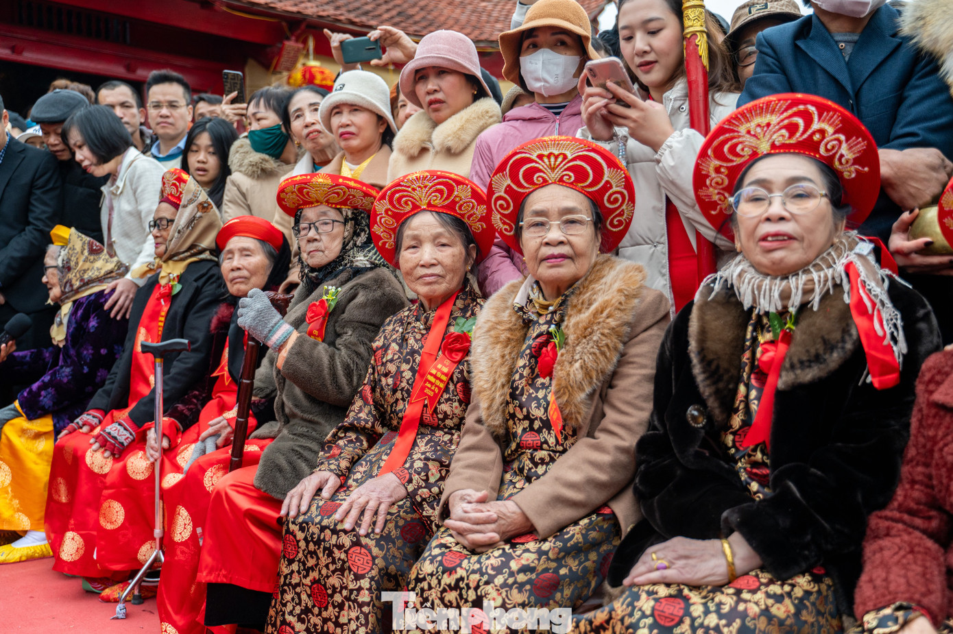 Chia sẻ với Tiền Phong, đại diện UBND thị xã Quảng Yên, tỉnh Quảng Ninh, cho biết năm nay lễ hội Tiên Công có khoảng hơn 100 cụ đến tuổi thượng thọ tròn 80, 90, 100 tuổi. Trong đó, có 123 cụ dẫn lễ, 36 "cụ thượng" rước lễ tập thể, trong đó có 4 cụ 100 tuổi (2 cụ ông, 2 cụ bà).