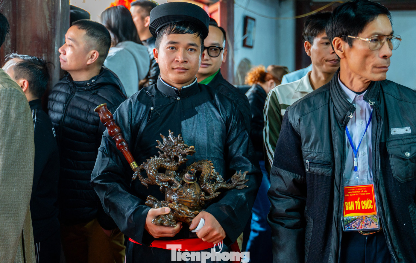Anh Ngô Văn Chỉnh, cháu ngoại cụ Lê Văn Minh, chia sẻ đây là ngày vui của không riêng gia đình mà là của dòng họ và người dân xã đảo Hà Nam khi các cụ ngoài 80 tuổi vẫn khỏe mạnh và minh mẫn.