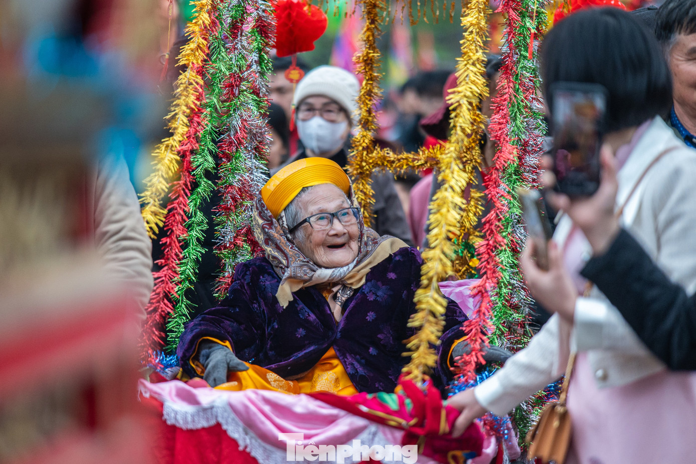 Cụ Bùi Thị Gỏng, tròn 100 tuổi, ngồi trên võng đào, được các con, cháu, chắt rước ra miếu tế lễ bậc tiên tổ. Cụ Gỏng là một trong 4 cụ thượng thọ tròn 100 tuổi của Lễ hội Tiên Công năm nay, dẫn đầu đoàn rước "cụ Thượng" của phường Yên Hải.