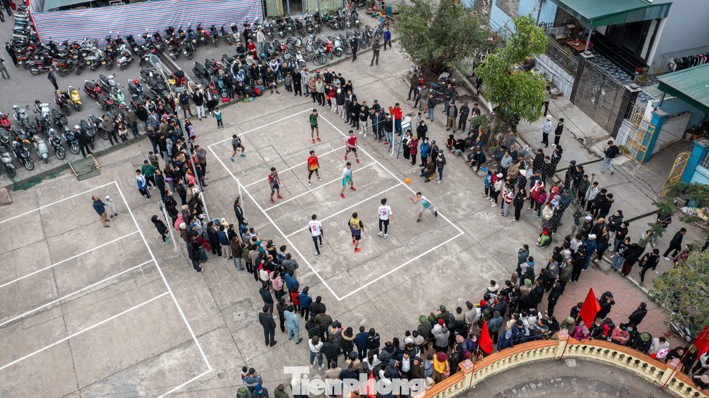 Trong khuôn khổ lễ hội, nhiều hoạt động văn hóa, văn nghệ, thể thao được diễn ra như đấu cờ người, đánh đu, hát quan họ, bóng chuyền...