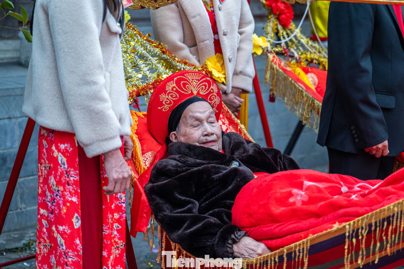 Vợ chồng cụ ông Lê Văn Minh và cụ bà Nguyễn Thị Sỏi năm nay cùng thượng thọ 90, là những "cụ Thượng" dẫn đầu đoàn rước của phường Phong Cốc.