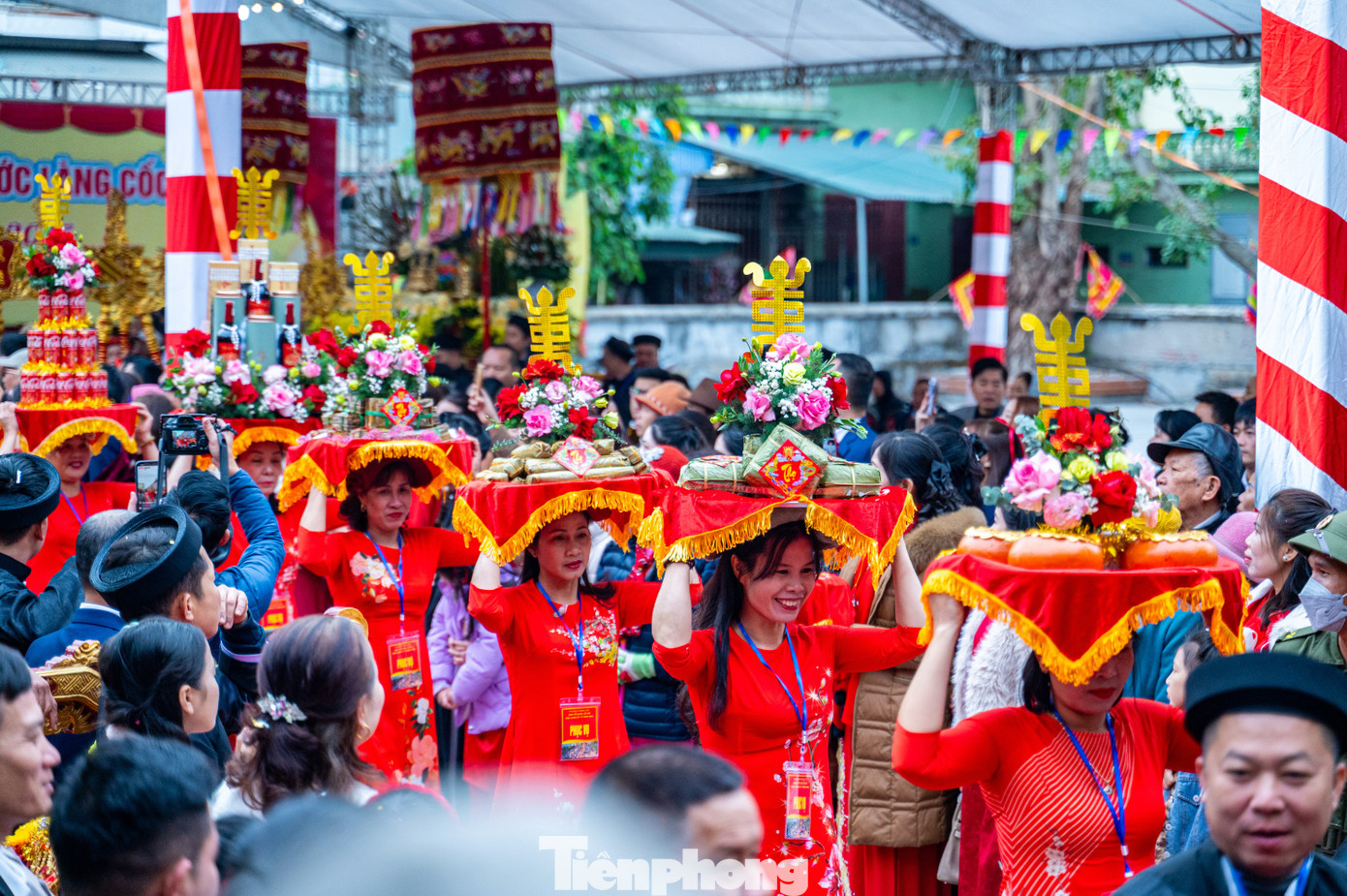 Từ sáng sớm, người dân làng trên, xóm dưới đổ dồn về từ đường dòng họ, đình thuộc các phường Phong Cốc, Phong Hải, Yên Hải để tham dự lễ mừng thọ do dòng họ và chính quyền địa phương tổ chức. Các lễ vật như bánh chưng, bánh giầy đỏ, lợn quay... được bày lên mâm, trang trí đẹp đẽ được con cháu đội lễ tham gia đoàn rước.