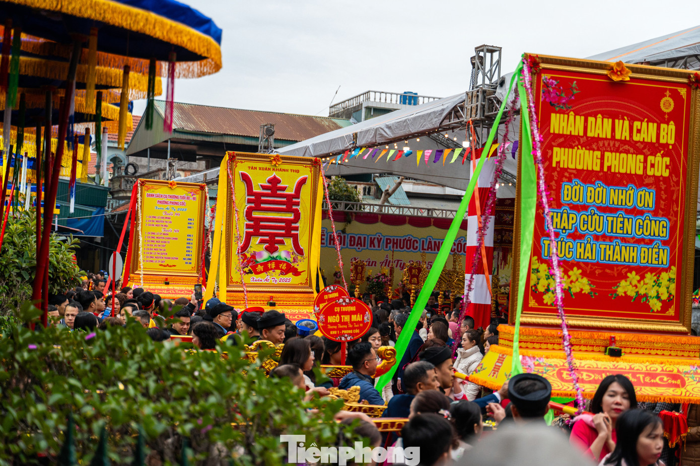 Từ sáng sớm, người dân làng trên, xóm dưới đổ dồn về từ đường dòng họ, đình thuộc các phường Phong Cốc, Phong Hải, Yên Hải để tham dự lễ mừng thọ do dòng họ và chính quyền địa phương tổ chức. Các lễ vật như bánh chưng, bánh giầy đỏ, lợn quay... được bày lên mâm, trang trí đẹp đẽ được con cháu đội lễ tham gia đoàn rước.