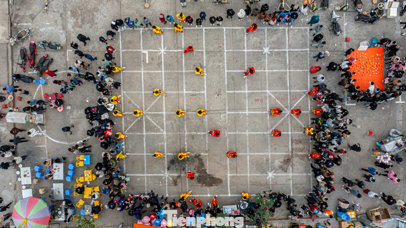 Trong khuôn khổ lễ hội, nhiều hoạt động văn hóa, văn nghệ, thể thao được diễn ra như đấu cờ người, đánh đu, hát quan họ, bóng chuyền...