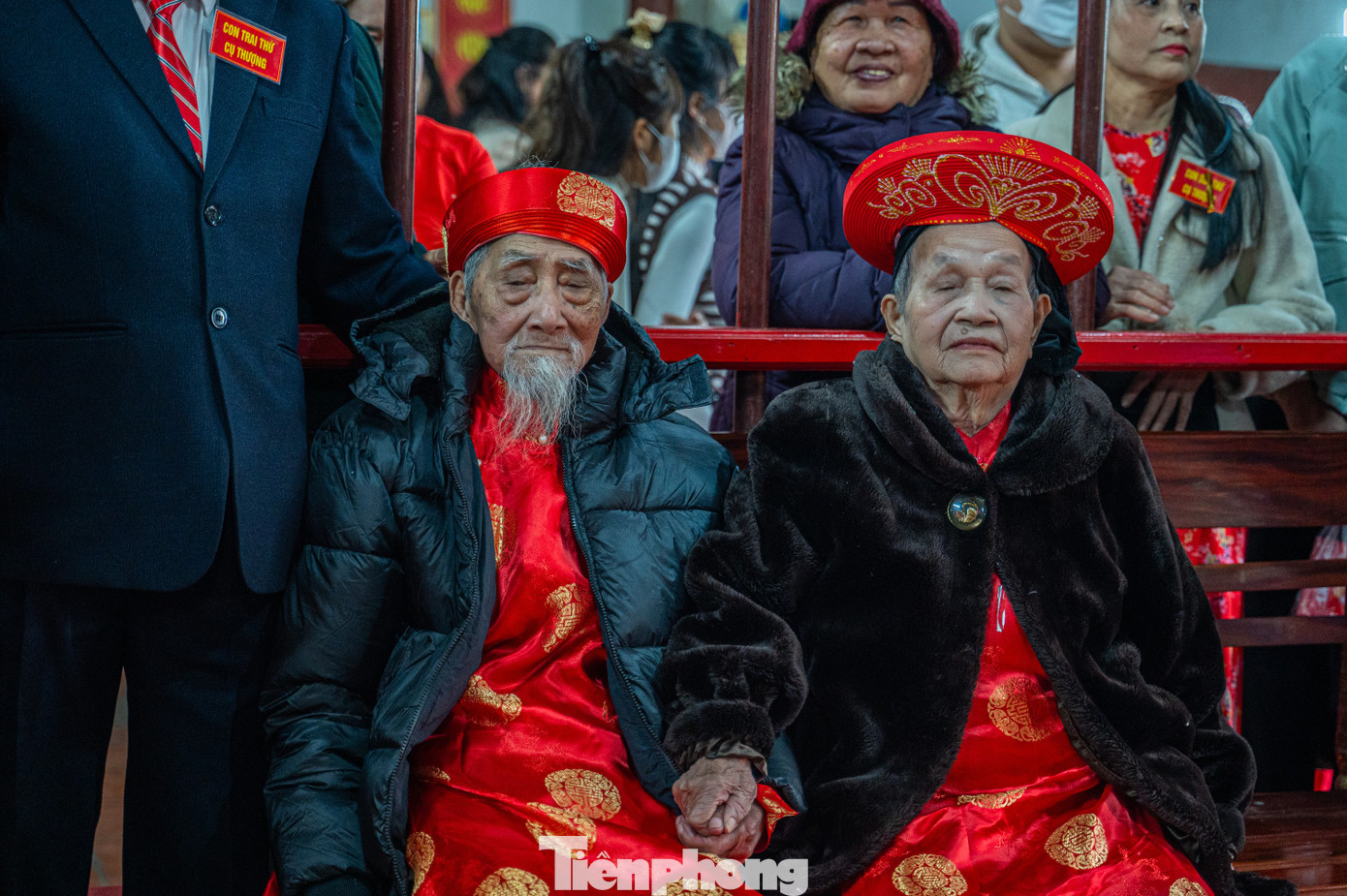 Hai cụ cùng nắm tay nhau đến miếu Tiên Công. Nhờ công ơn của các vị Tiên Công khai hoang lập cõi, xây dựng vùng đất lành bình an và nhờ con cháu thảo hiền phụng dưỡng, các cụ Thượng đều minh mẫn, khỏe mạnh, hạnh phúc trong lễ rước đến miếu Tiên Công.
