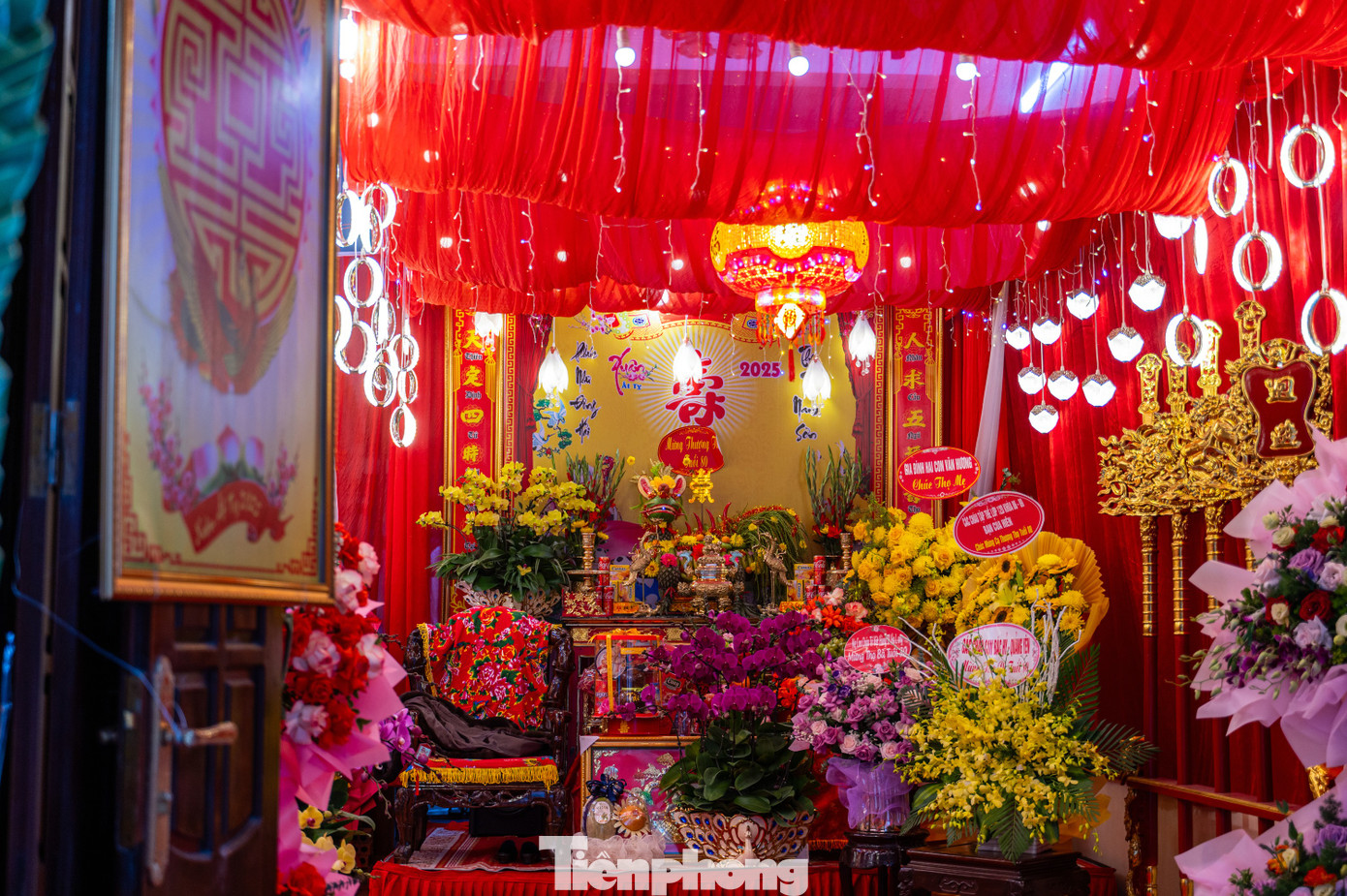 Theo tục lệ của người dân Hà Nam, từ dịp Tết Nguyên đán, con cháu dù đi làm xa ở khắp nơi đều trở về vùng xã đảo để tổ chức lễ mừng thọ cho cha mẹ và ông bà của mình. Riêng nhà nào có cụ ở các tuổi chẵn như 80, 90, 100 tuổi được con cháu bắc rạp, thuê phường hát, rồng lân về biểu diễn, tổ chức mừng thọ linh đình và rước ra nhà thờ họ, đình tham gia đoàn rước "cụ thượng" đến miếu Tiên Công (xã Cẩm La) để bái yết tổ tiên.