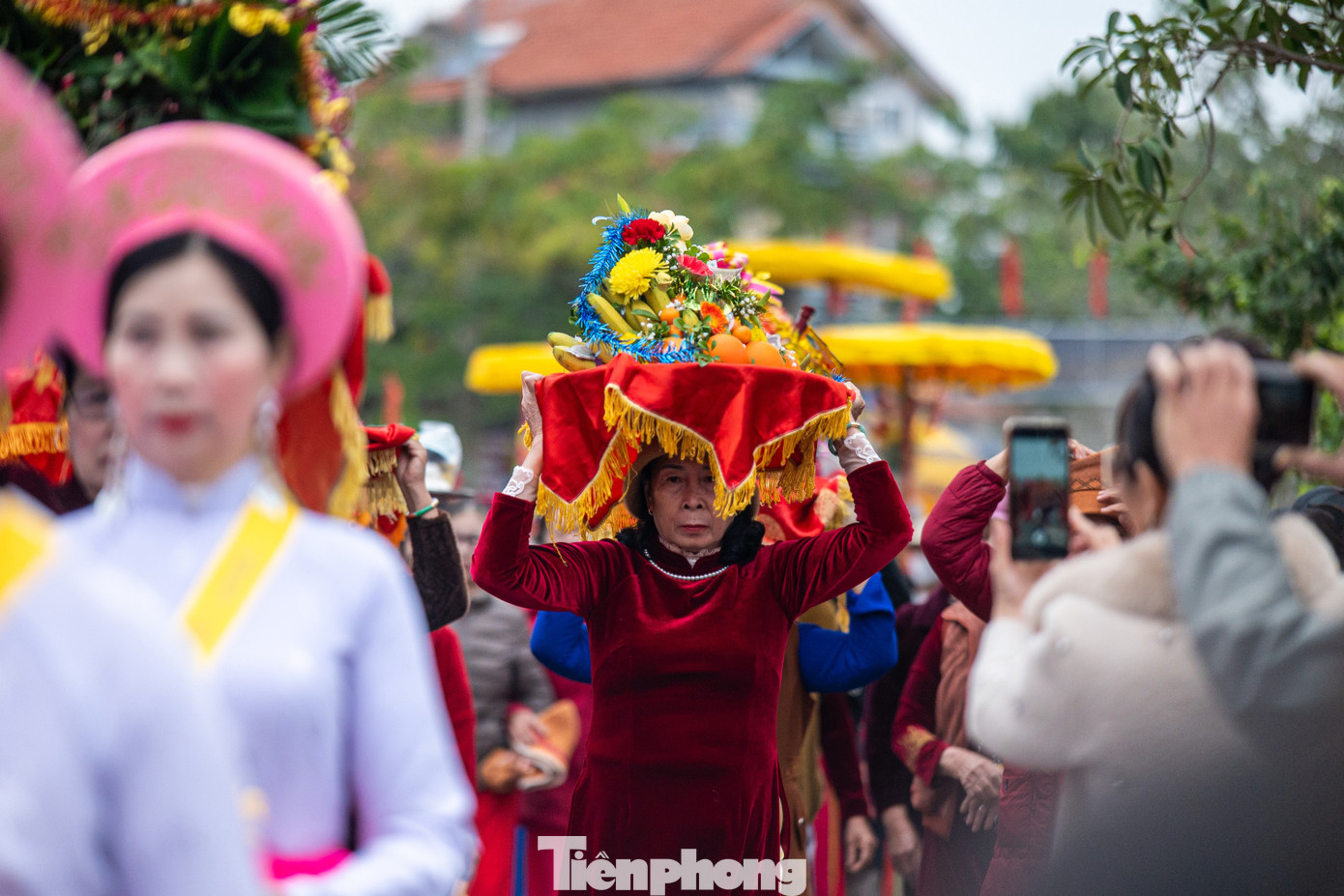 Từ sáng sớm, người dân làng trên, xóm dưới đổ dồn về từ đường dòng họ, đình thuộc các phường Phong Cốc, Phong Hải, Yên Hải để tham dự lễ mừng thọ do dòng họ và chính quyền địa phương tổ chức. Các lễ vật như bánh chưng, bánh giầy đỏ, lợn quay... được bày lên mâm, trang trí đẹp đẽ được con cháu đội lễ tham gia đoàn rước.