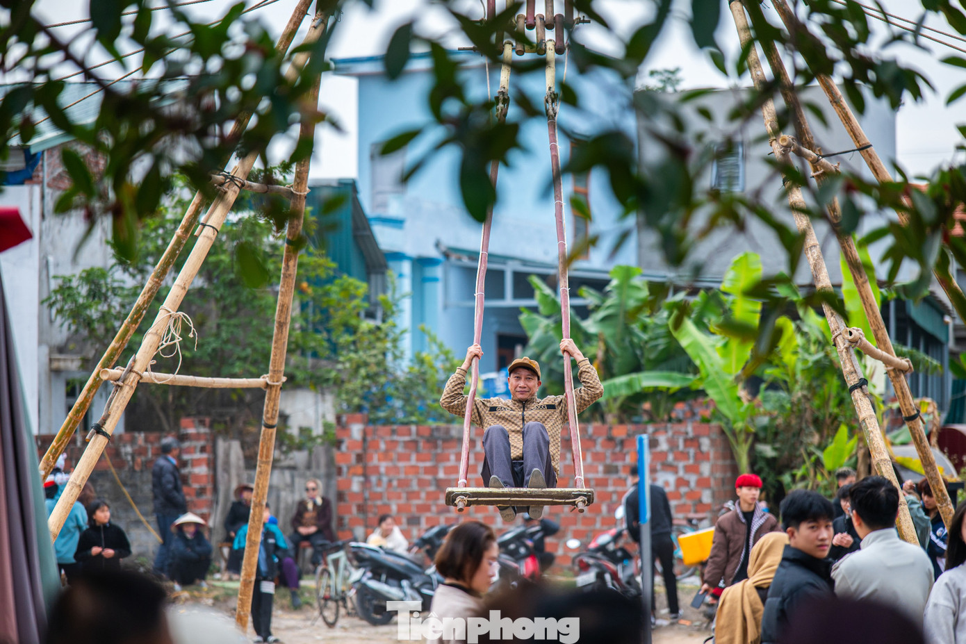 Trong khuôn khổ lễ hội, nhiều hoạt động văn hóa, văn nghệ, thể thao được diễn ra như đấu cờ người, đánh đu, hát quan họ, bóng chuyền...