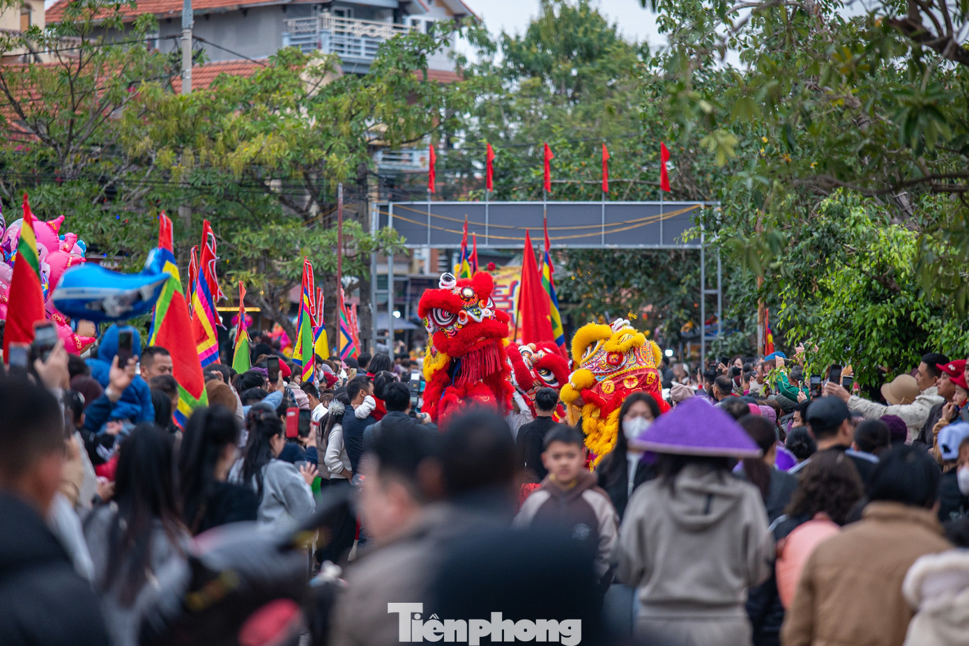 Sáng 4/2 (mùng 7 tháng Giêng năm Ất Tỵ), người dân vùng xã đảo Hà Nam, thị xã Quảng Yên, tỉnh Quảng Ninh nô nức đổ ra đường để tham dự lễ hội rước người sống có một không hai của vùng này.