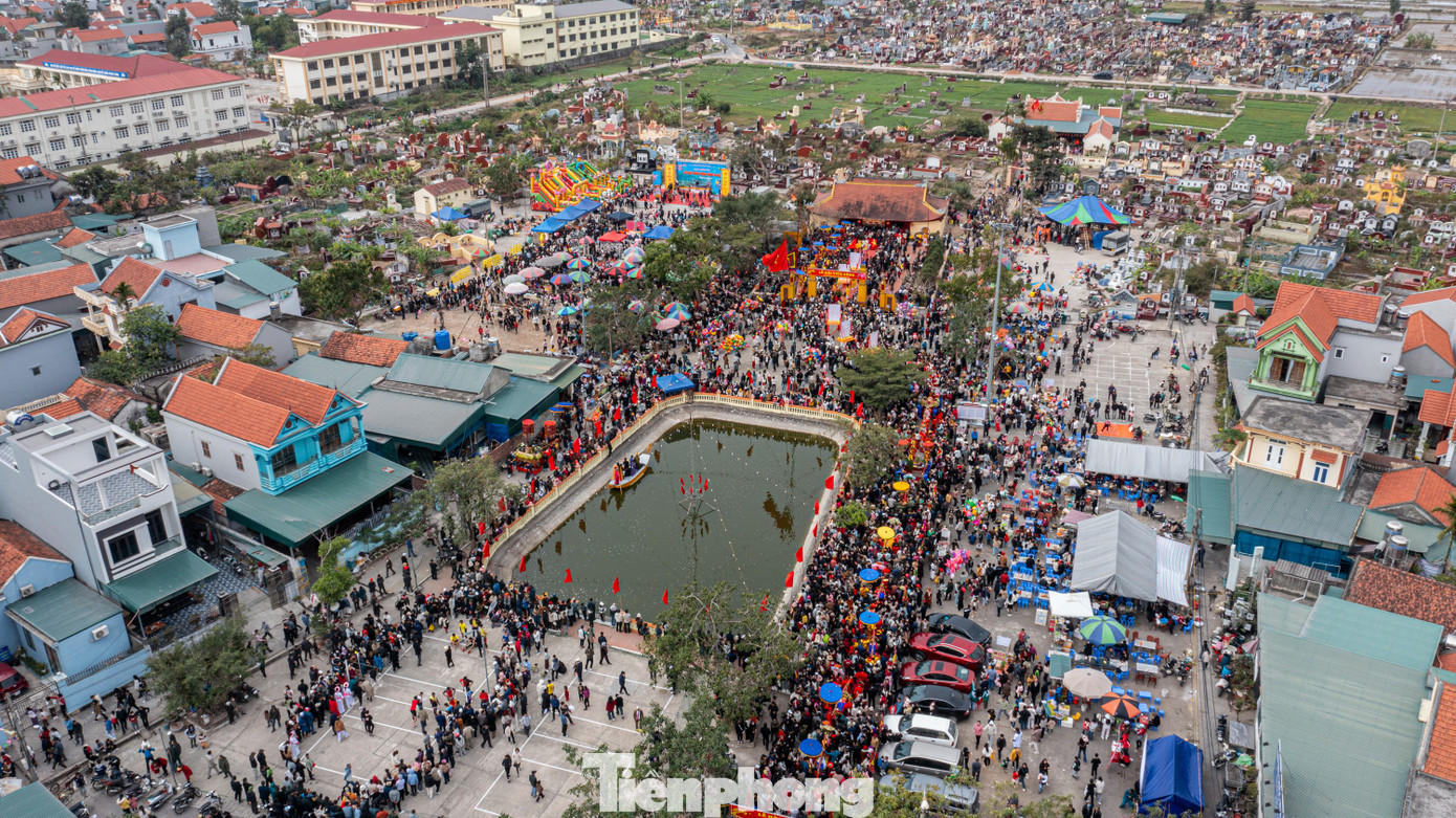 Lễ hội được coi là lễ rước người sống độc đáo nhất của người dân Hà Nam, thu hút được hàng nghìn người dân và du khách tham gia. Nhiều đoàn rước kéo dài gần 2 km với các đội hình gồm đội cờ lọng, đội nghi trượng, đội nhạc xênh tiền, đội nhạc lễ, đội lễ vật... và không thể thiếu là kiệu võng đào chở các "cụ thượng" tham gia đoàn rước.