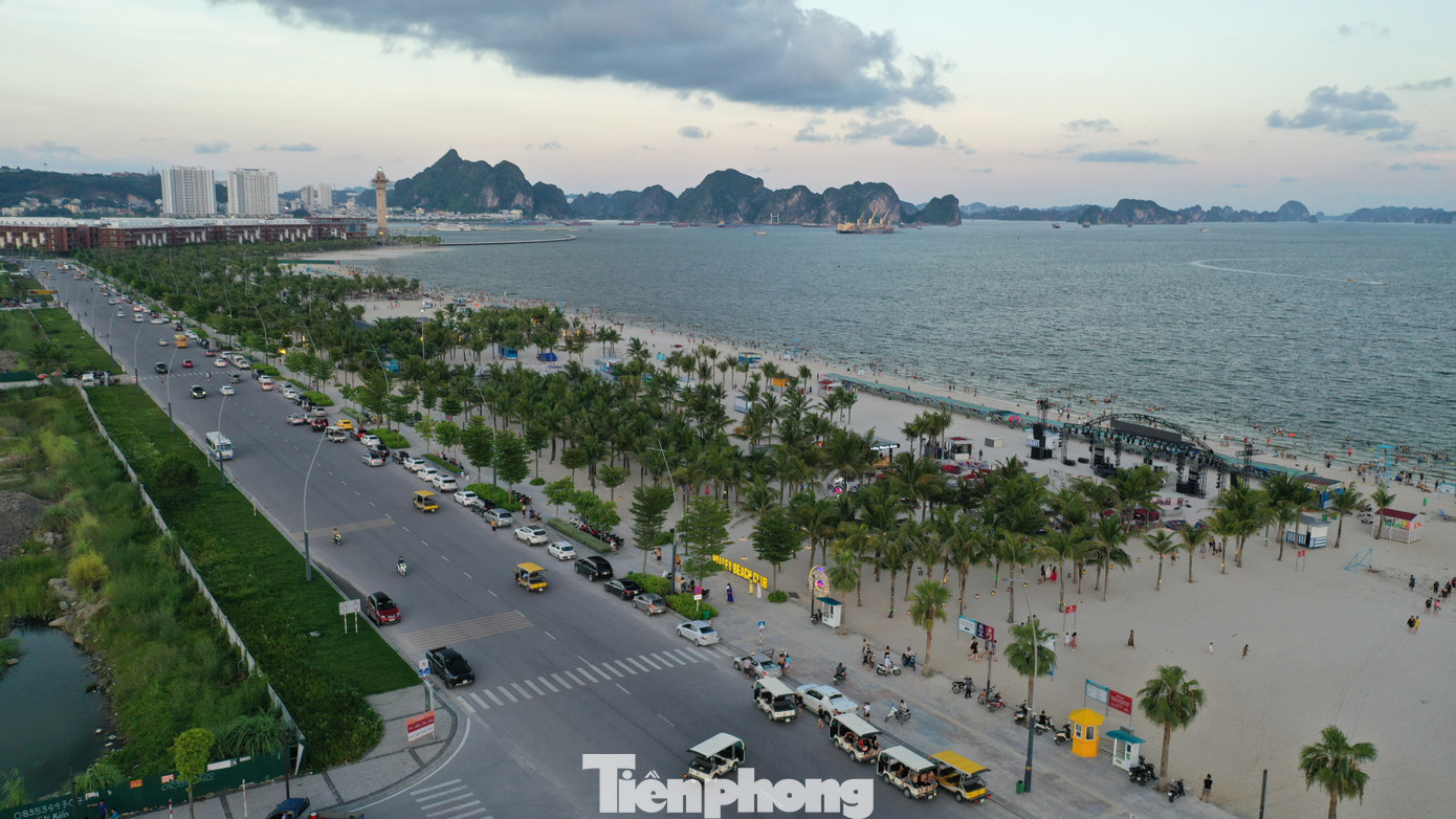 Tuyến đường Võ Nguyên Giáp nơi diễn ra các hoạt động nằm trong chương trình Carnaval hạ Long 2025. Ảnh: Quốc Nam.