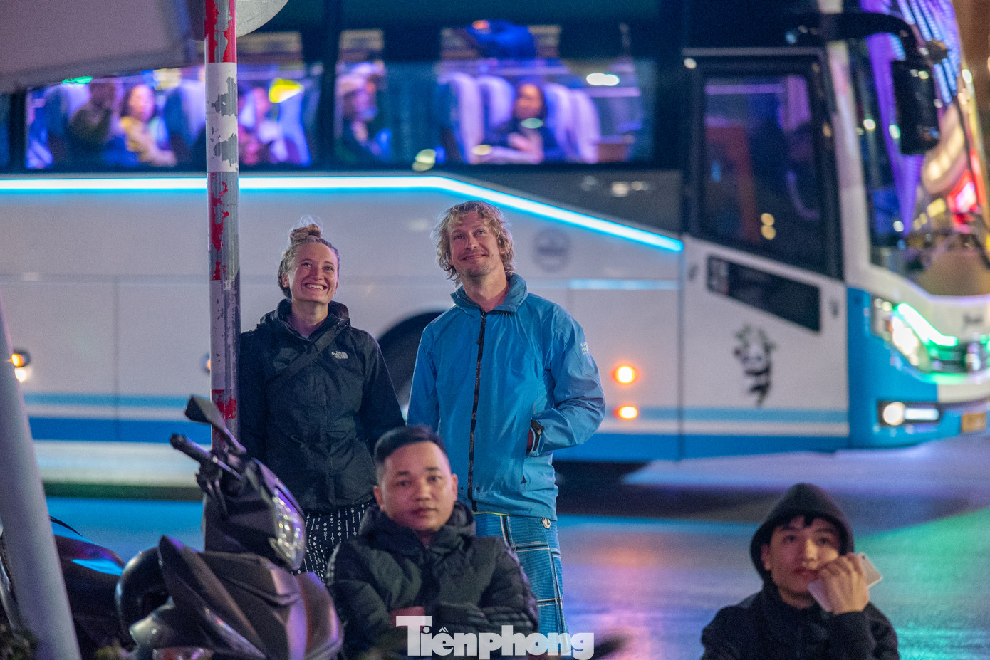 &quot;Tôi thật may mắn khi đến Hạ Long đúng dịp diễn ra trận chung kết bóng đá. Các cổ động viên ở đây rất &quot;cháy&quot;, rất nhiệt tình. Tôi mong một chiến thắng cho đội tuyển Việt Nam&quot;, một du khách nước ngoài cho biết.