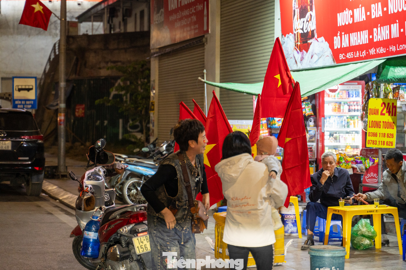 Cờ Tổ quốc và các vật dụng được bày bán trên nhiều tuyến phố.