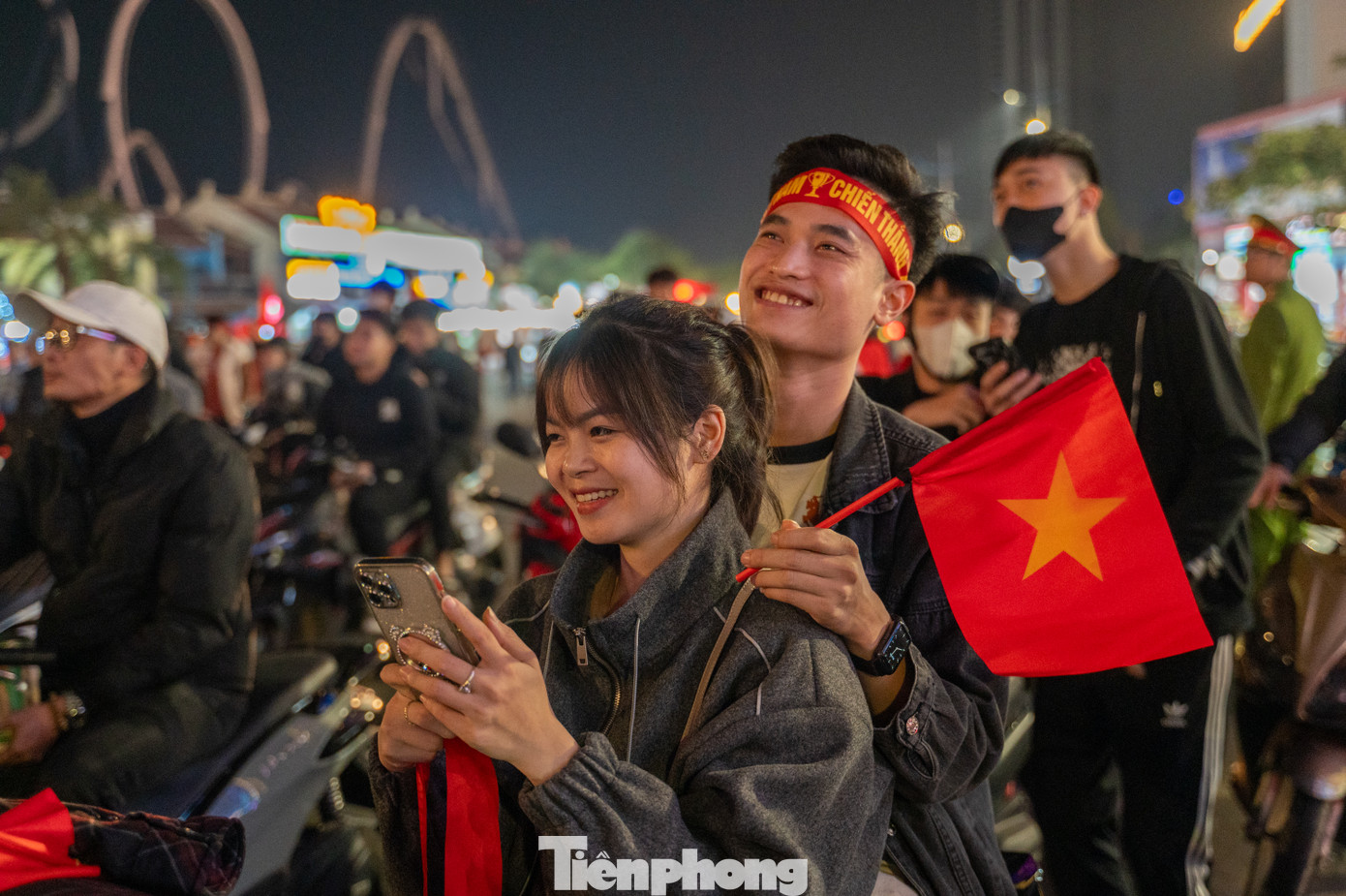 &quot;Chúng ta có lợi thế dẫn trước Thái Lan tại trận lượt đi và tôi mong ở trận lượt về chúng ta sẽ ghi được ít nhất 2 bàn thắng để giành chức vô địch&quot;, anh Nguyễn Minh Phương, khách du lịch chia sẻ.