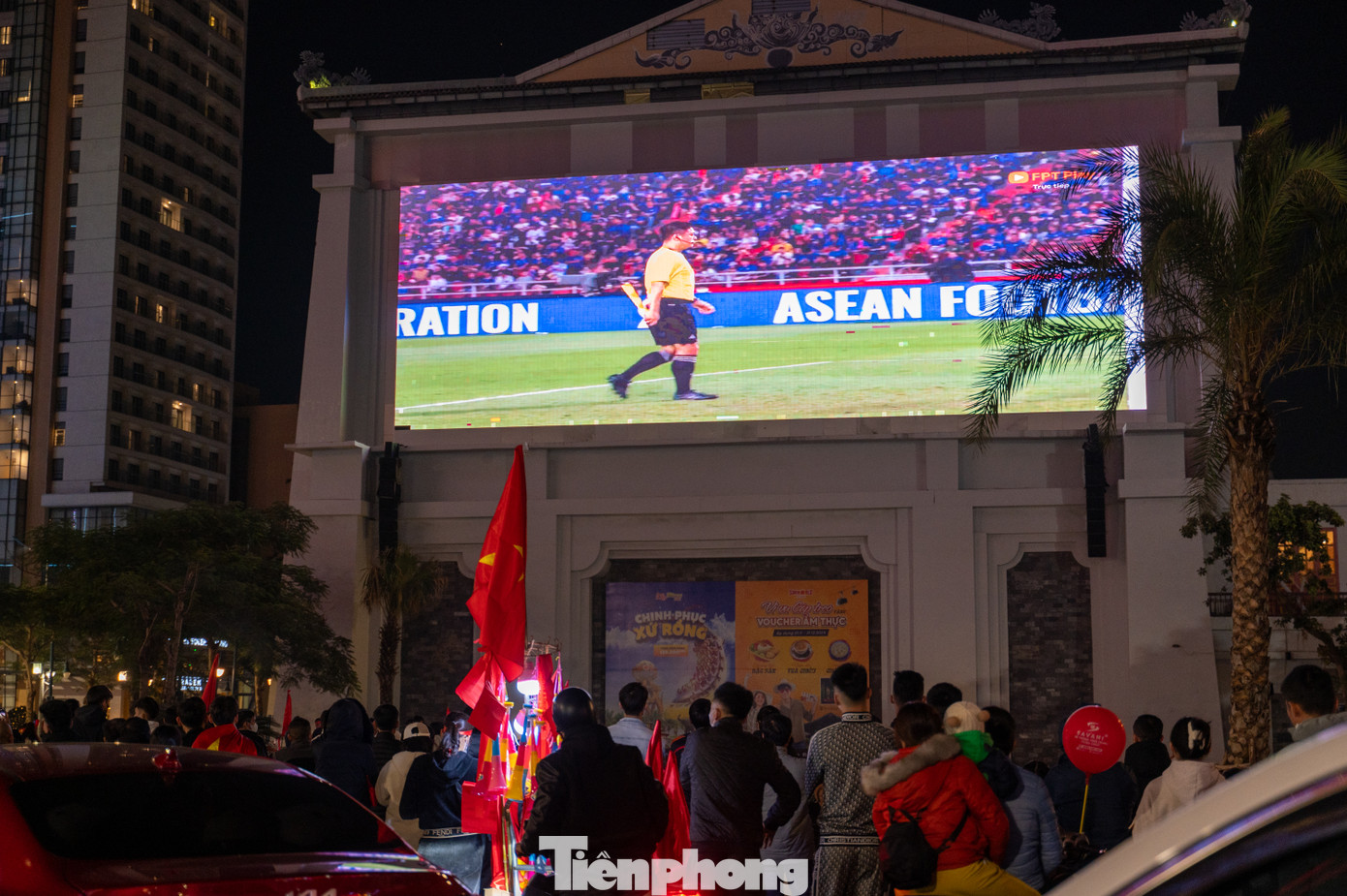 Ghi nhận của Tiền Phong ở khu vực màn hình lớn tại Khu du lịch Bãi Cháy, hàng trăm cổ động viên cuồng nhiệt cổ vũ cho đội tuyển VIệt Nam.