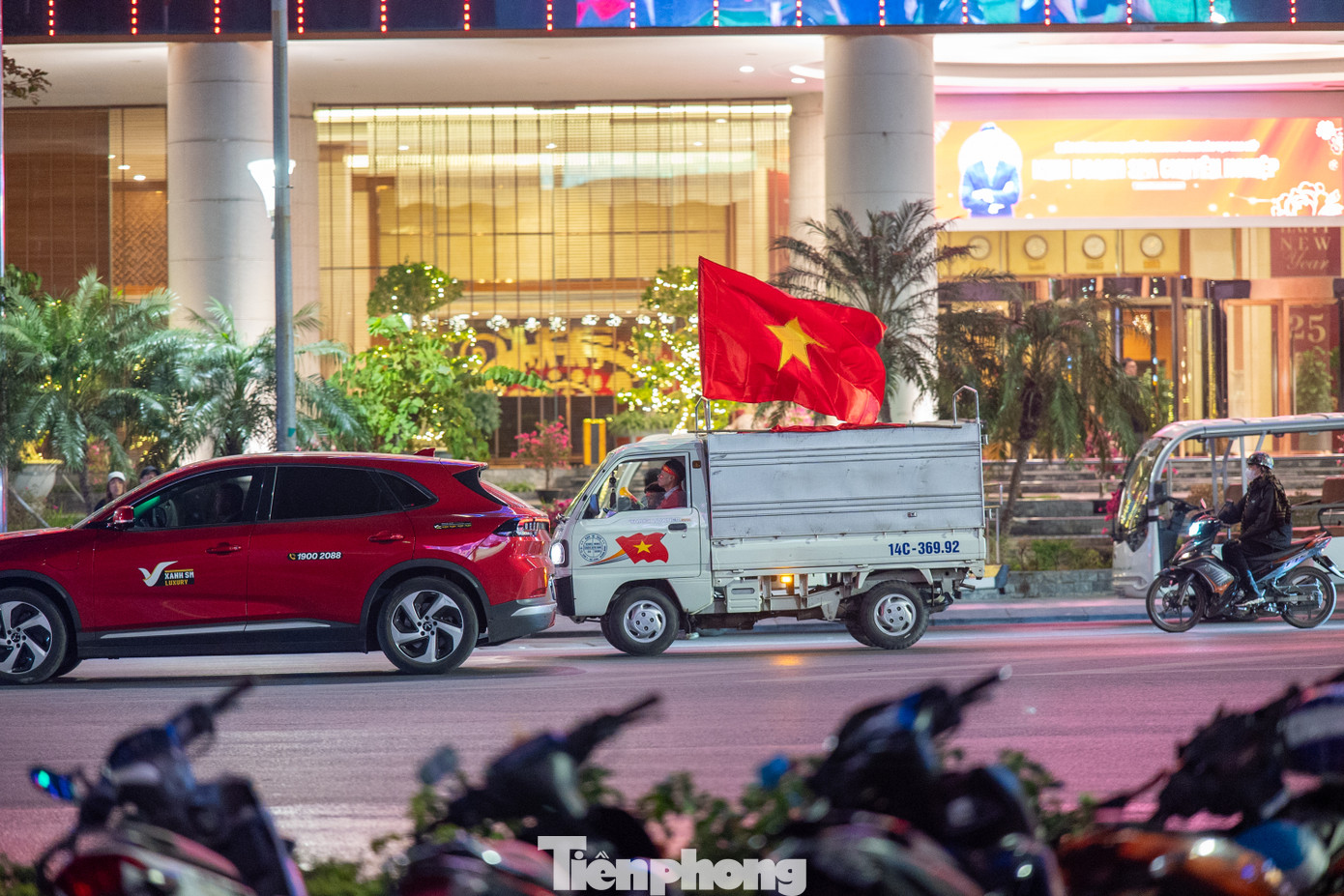 Tối 5/1, nhiều tuyến đường tại TP Hạ Long, tỉnh Quảng Ninh nhuộm sắc đỏ khi đội tuyển Việt Nam đá trận chung kết lượt về ASEAN Cup 2024 giữa Việt Nam và Thái Lan.