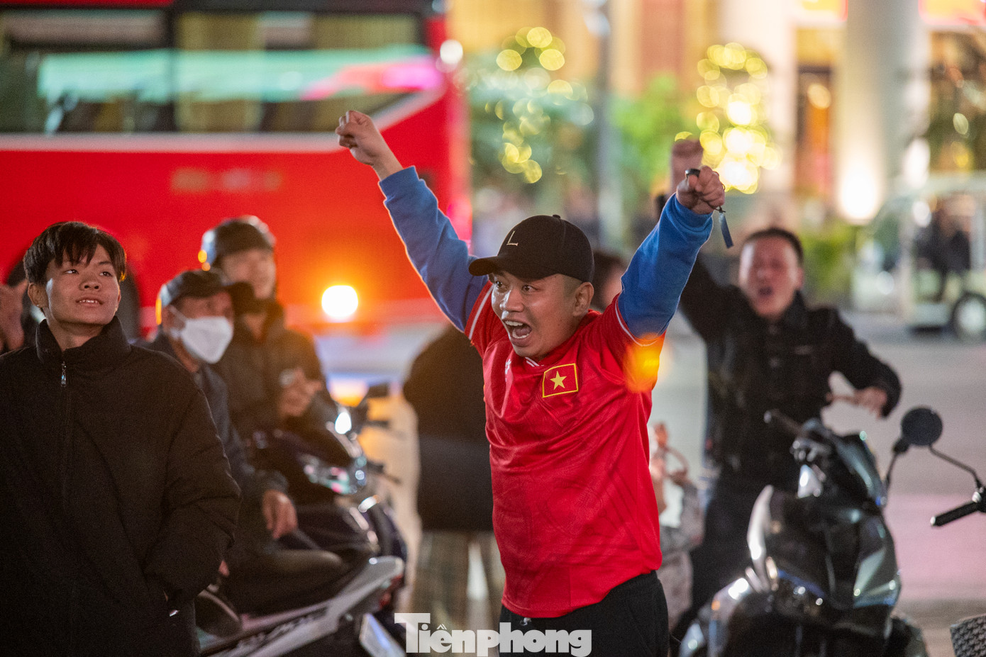 Cổ động viên tại Hạ Long vỡ òa khi Tuấn Hải ghi bàn thắng cho đội tuyển Việt Nam