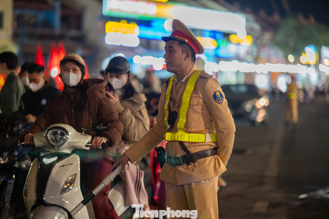Đại diện Công an TP Hạ Long, cho biết để đảm bảo trật tự, an toàn giao thông, lực lượng công an ra quân, ứng trực 100% quân số triển khai các biện pháp đảm bảo trật tự an toàn giao thông, kiểm tra kiểm soát trên các tuyến đường tuyên truyền người dân chấp hành luật lệ giao thông.