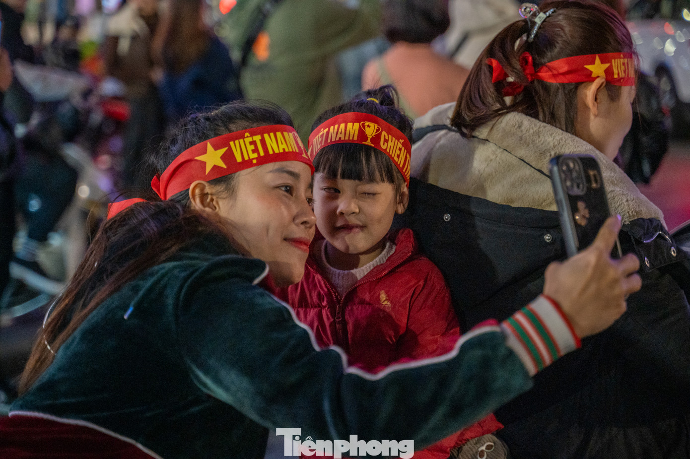 &quot;Chúng ta có lợi thế dẫn trước Thái Lan tại trận lượt đi và tôi mong ở trận lượt về chúng ta sẽ ghi được ít nhất 2 bàn thắng để giành chức vô địch&quot;, anh Nguyễn Minh Phương, khách du lịch chia sẻ.