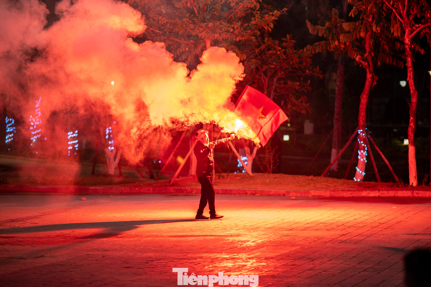 Pháo sáng được cổ động viên đốt cháy đỏ cả góc sân.