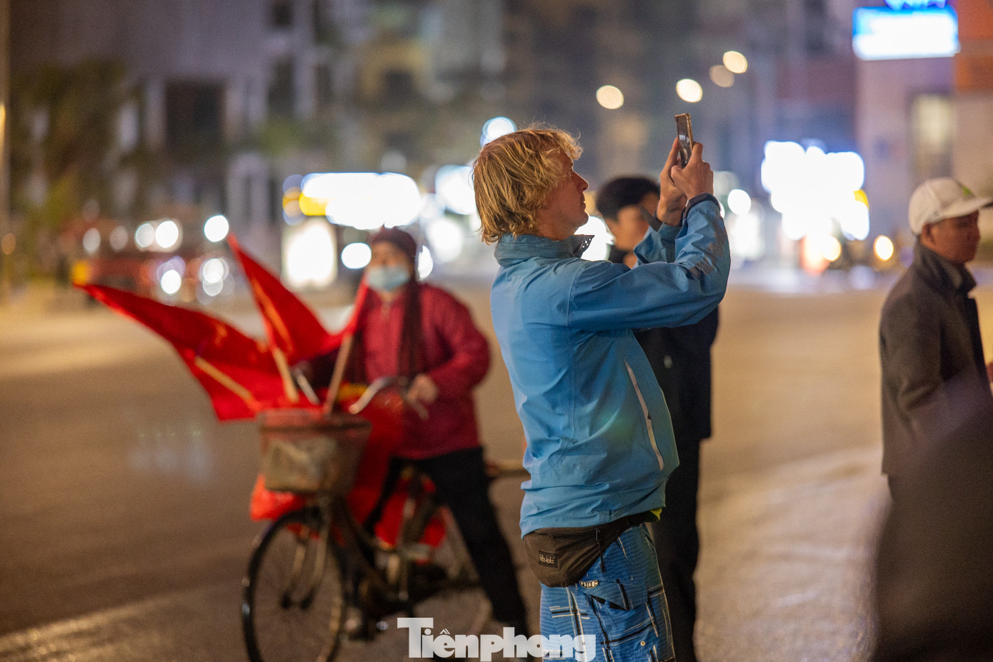 &quot;Tôi thật may mắn khi đến Hạ Long đúng dịp diễn ra trận chung kết bóng đá. Các cổ động viên ở đây rất &quot;cháy&quot;, rất nhiệt tình. Tôi mong một chiến thắng cho đội tuyển Việt Nam&quot;, một du khách nước ngoài cho biết.