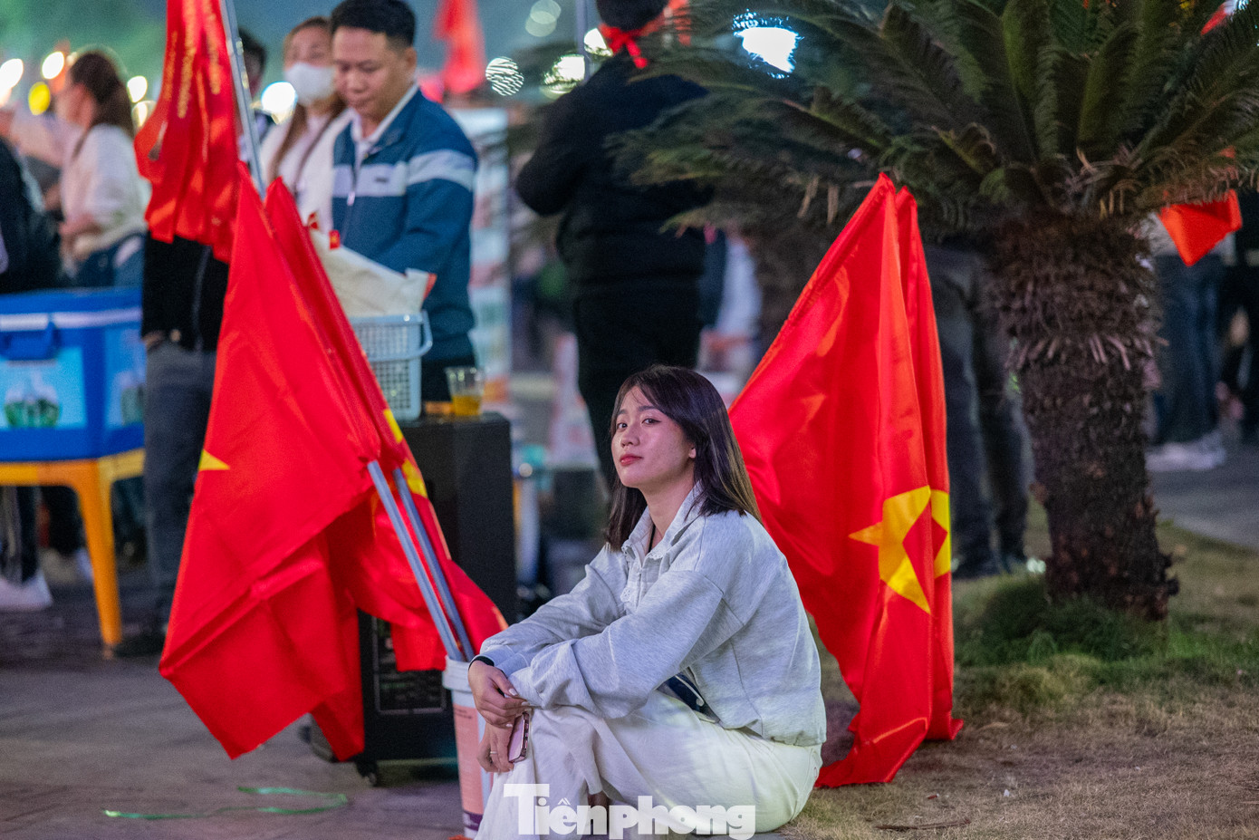 &quot;Chúng ta có lợi thế dẫn trước Thái Lan tại trận lượt đi và tôi mong ở trận lượt về chúng ta sẽ ghi được ít nhất 2 bàn thắng để giành chức vô địch&quot;, anh Nguyễn Minh Phương, khách du lịch chia sẻ.
