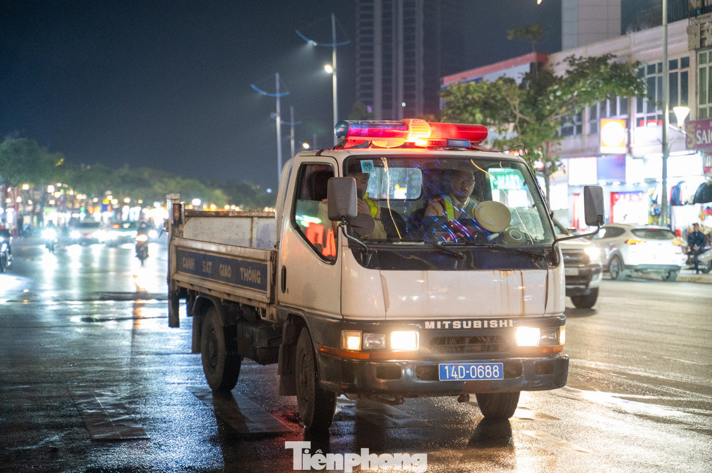 Đại diện Công an TP Hạ Long, cho biết để đảm bảo trật tự, an toàn giao thông, lực lượng công an ra quân, ứng trực 100% quân số triển khai các biện pháp đảm bảo trật tự an toàn giao thông, kiểm tra kiểm soát trên các tuyến đường tuyên truyền người dân chấp hành luật lệ giao thông.