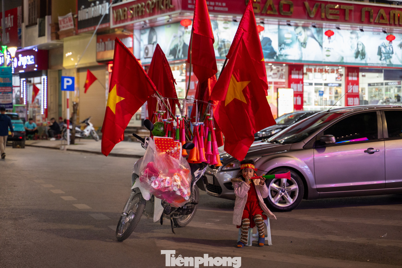Cờ Tổ quốc và các vật dụng được bày bán trên nhiều tuyến phố.