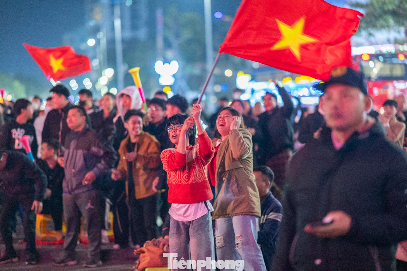 Cổ động viên tại Hạ Long vỡ òa khi Tuấn Hải ghi bàn thắng cho đội tuyển Việt Nam