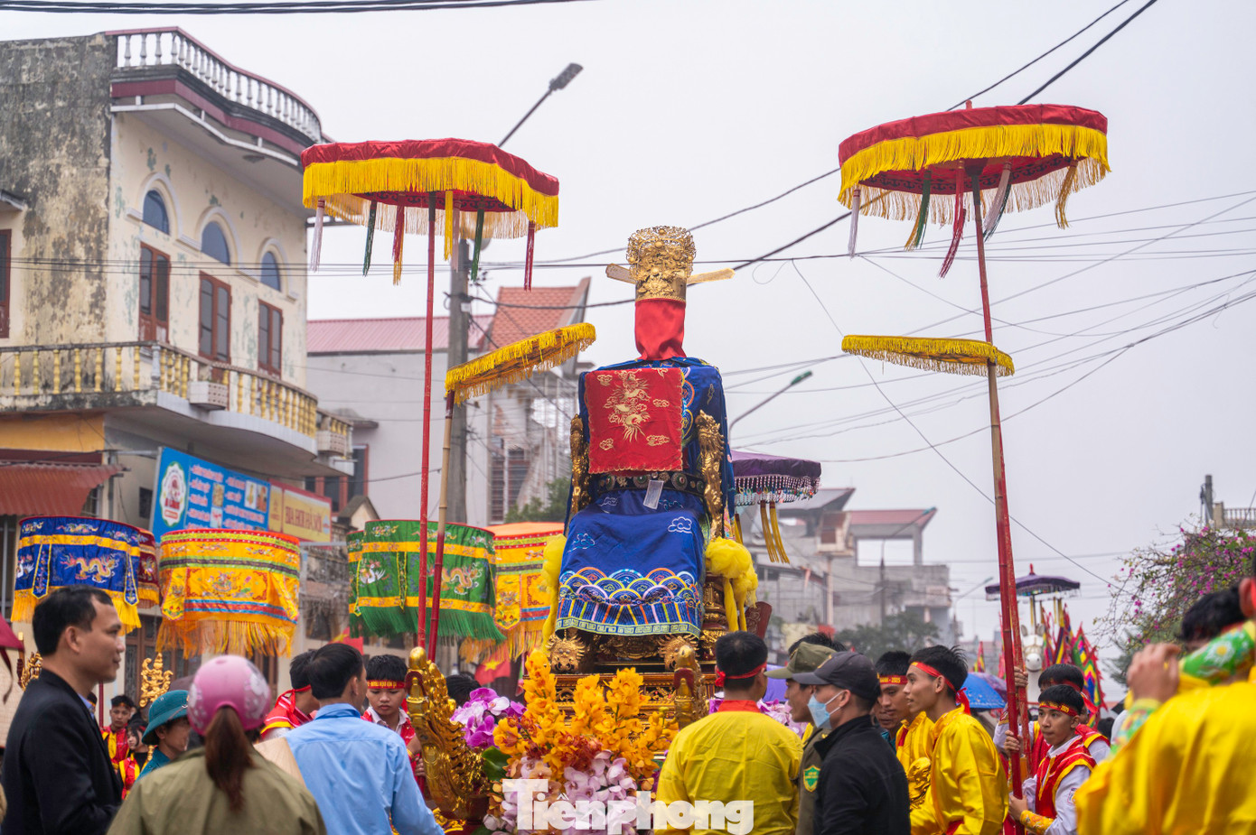 Trước đó, từ buổi sáng, ban tổ chức lễ hội đã tổ chức đoàn rước từ đền Tranh ra khu vực ngã ba sông để làm lễ rước nước. Trước đó, từ buổi sáng, ban tổ chức lễ hội đã tổ chức đoàn rước từ đền Tranh ra khu vực ngã ba sông để làm lễ rước nước.