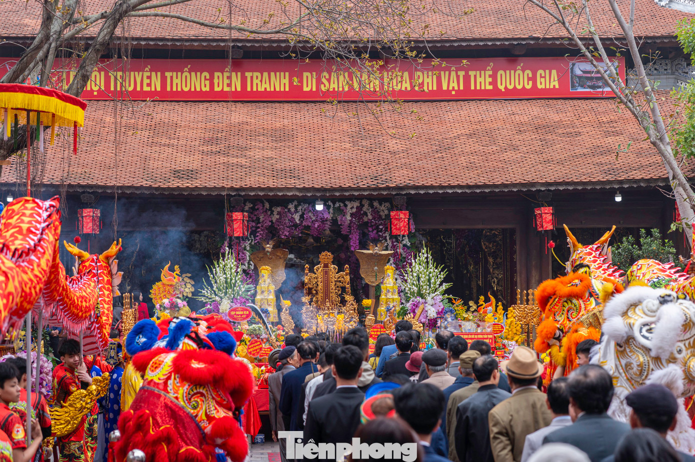 Lễ hội đền Tranh được tổ chức trong 3 ngày 7-9/3 với nhiều nghi lễ. Các hoạt động trò chơi dân gian được tổ chức liên tục trong những ngày diễn ra lễ hội như đập niêu đất, bắt chạch trong chum, bịt mắt bắt dê, vật dân tộc, đi cầu kiều trên cạn, bóng chuyền hơi, bóng chuyền, pháo đất, đẩy gậy… Lễ hội đền Tranh được tổ chức trong 3 ngày 7-9/3 với nhiều nghi lễ. Các hoạt động trò chơi dân gian được tổ chức liên tục trong những ngày diễn ra lễ hội như đập niêu đất, bắt chạch trong chum, bịt mắt bắt dê, vật dân tộc, đi cầu kiều trên cạn, bóng chuyền hơi, bóng chuyền, pháo đất, đẩy gậy…