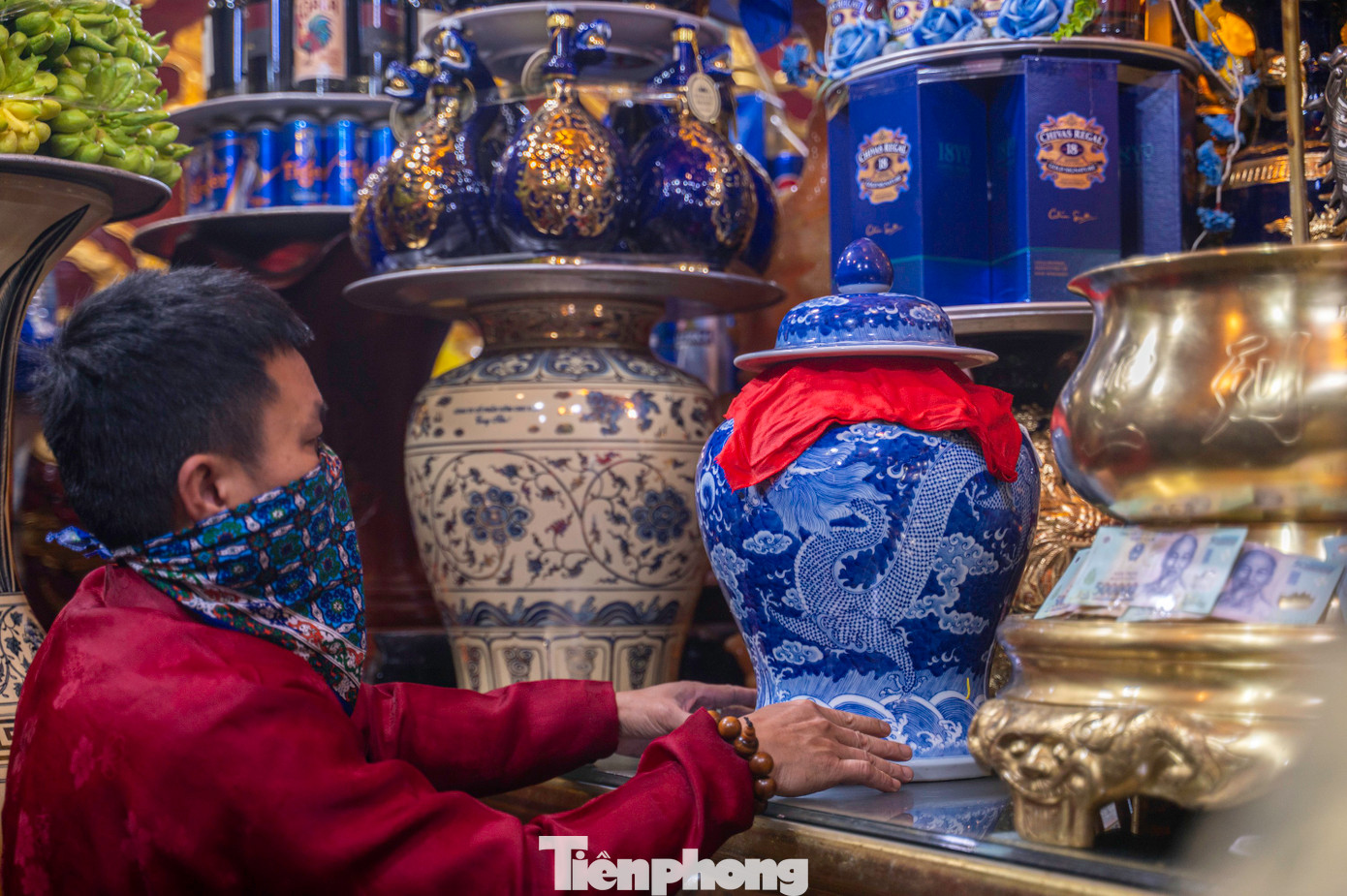 Sau đó, nước được rước về đền Tranh và được đặt tại bên trong cung. Sau đó, nước được rước về đền Tranh và được đặt tại bên trong cung.