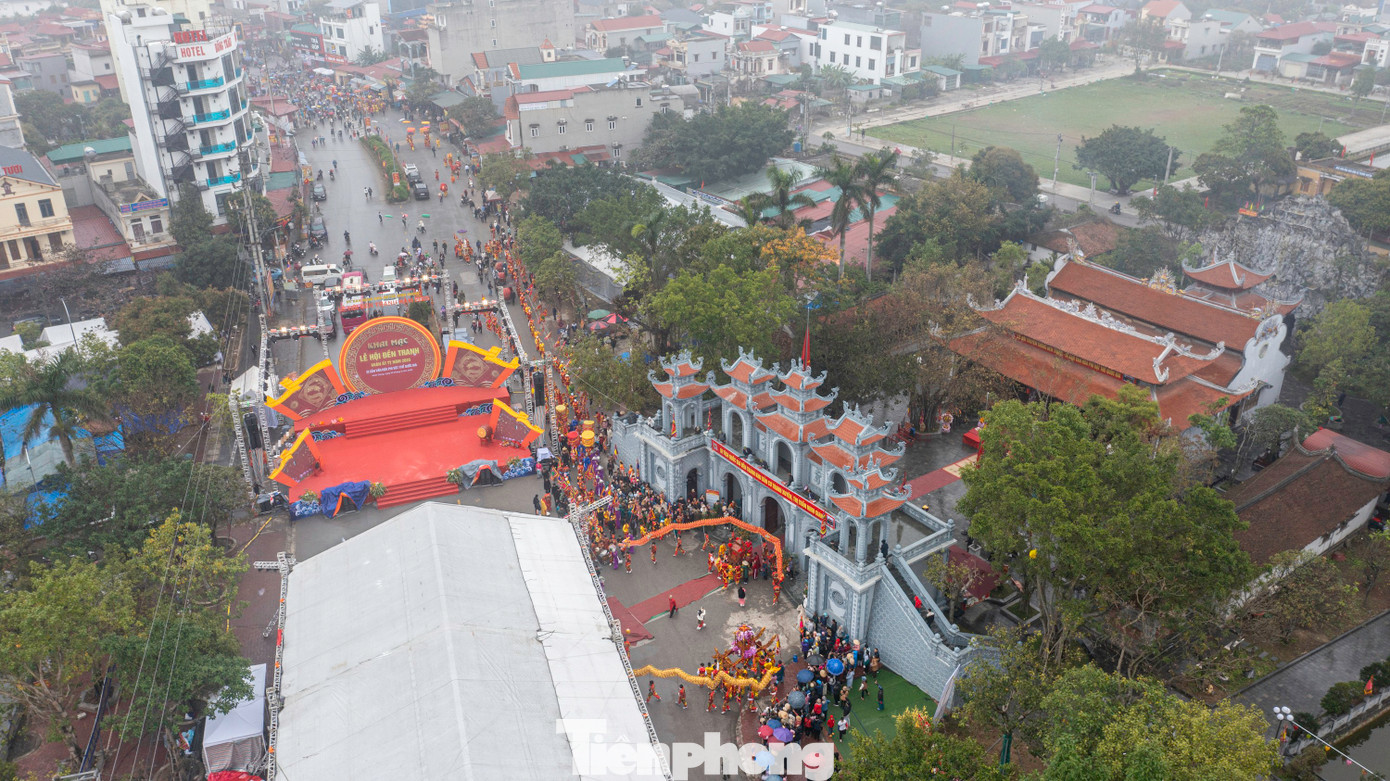 Lễ hội đền Tranh được tổ chức trong 3 ngày 7-9/3 với nhiều nghi lễ. Các hoạt động trò chơi dân gian được tổ chức liên tục trong những ngày diễn ra lễ hội như đập niêu đất, bắt chạch trong chum, bịt mắt bắt dê, vật dân tộc, đi cầu kiều trên cạn, bóng chuyền hơi, bóng chuyền, pháo đất, đẩy gậy… Lễ hội đền Tranh được tổ chức trong 3 ngày 7-9/3 với nhiều nghi lễ. Các hoạt động trò chơi dân gian được tổ chức liên tục trong những ngày diễn ra lễ hội như đập niêu đất, bắt chạch trong chum, bịt mắt bắt dê, vật dân tộc, đi cầu kiều trên cạn, bóng chuyền hơi, bóng chuyền, pháo đất, đẩy gậy…