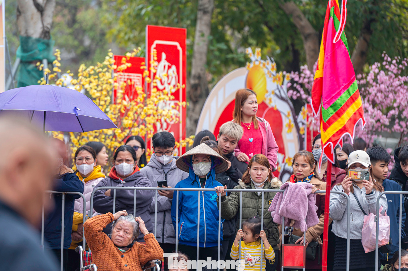 Rất đông người dân và du khách đến tham dự lễ hội. Theo ước lượng của Ban tổ chức, do lễ hội diễn ra vào dịp cuối tuần và có nhiều hoạt động nên dự kiến sẽ thu hút được hàng nghìn người dân đến tham dự. Rất đông người dân và du khách đến tham dự lễ hội. Theo ước lượng của Ban tổ chức, do lễ hội diễn ra vào dịp cuối tuần và có nhiều hoạt động nên dự kiến sẽ thu hút được hàng nghìn người dân đến tham dự.