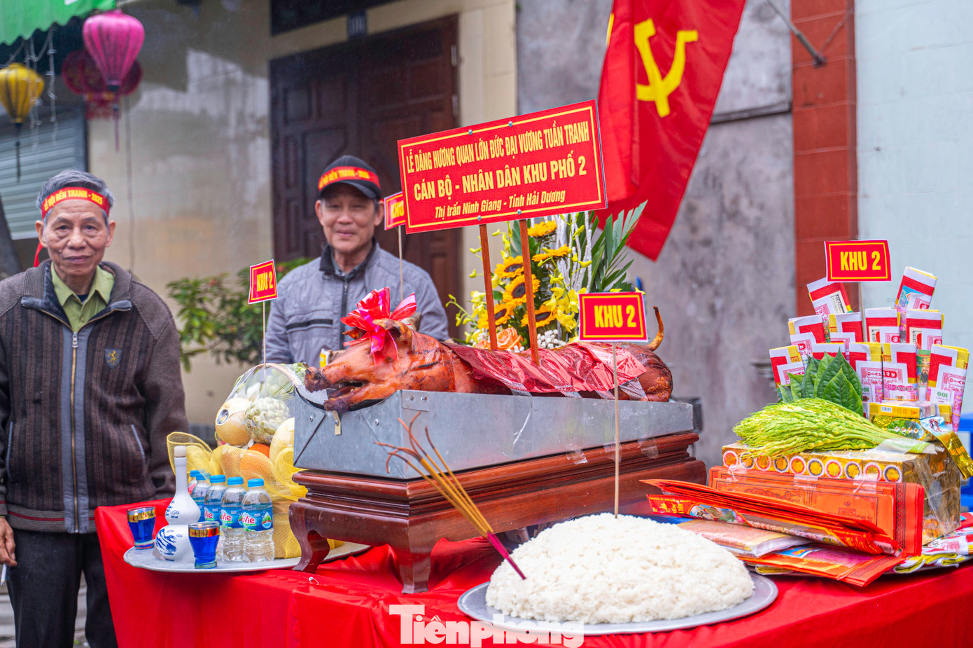Người dân và các tổ chức bày lễ gồm lợn, xôi, trái cây... ra cúng khi đoàn rước đi qua. Người dân và các tổ chức bày lễ gồm lợn, xôi, trái cây... ra cúng khi đoàn rước đi qua.