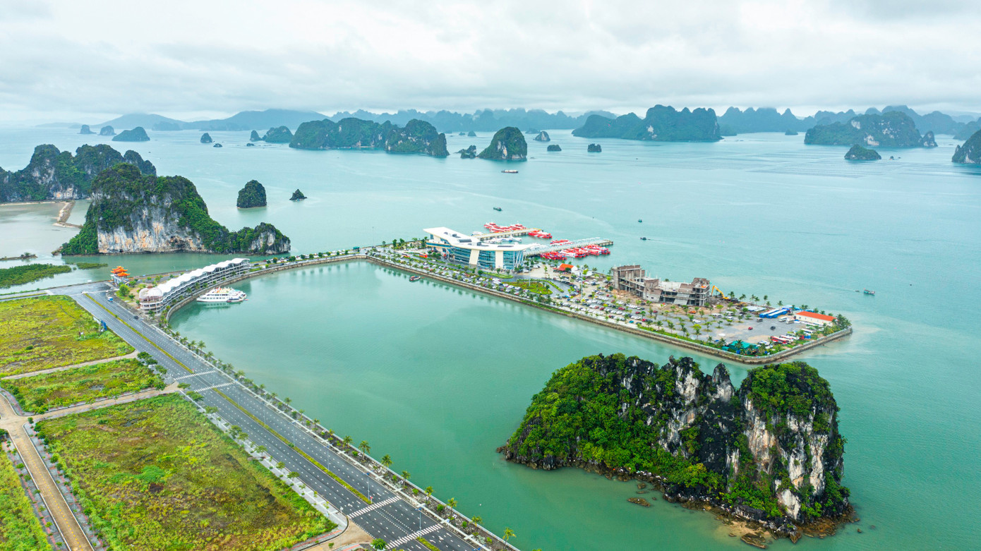 Gần đây, Vân Đồn đưa vào hoạt động xây dựng Cảng tàu cao cấp Ao Tiên giúp người dân đi lại thuận tiện ra các đảo, đồng thời đây mở ra tiềm năng cho đặc khu Vân Đồn phát triển các đội tàu du lịch tham quan vịnh Bái Tử Long.