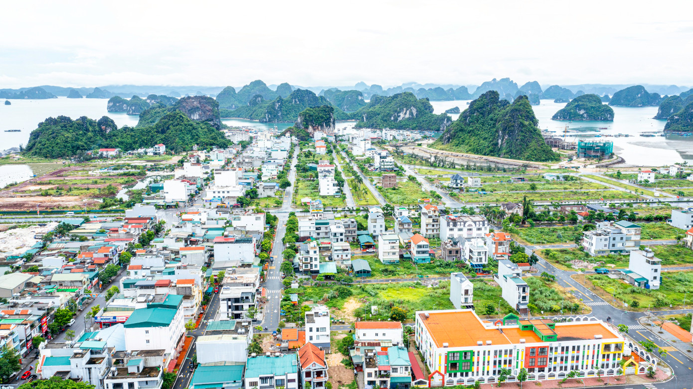 Đặc khu Vân Đồn là một trong hai đặc khu của Quảng Ninh và nằm trong số 13 đặc khu được thành lập trên cả nước. Ngoài ra, Vân Đồn còn là đặc khu có diện tích tự nhiên lớn nhất cả nước với 583,92 km2.