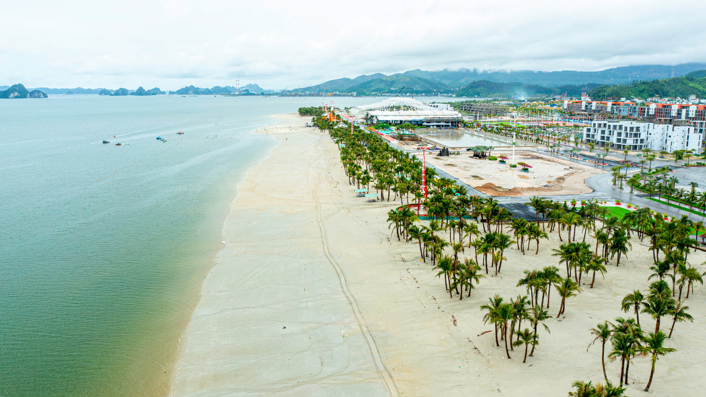 Đặc khu Vân Đồn nằm ở phía Đông và Đông Nam của tỉnh Quảng Ninh, bao gồm một quần đảo với hơn 600 hòn đảo lớn nhỏ. Nơi đây có cảnh quan thiên nhiên đa dạng, hệ thống núi đá, núi đất trù phú, rừng nguyên sinh, bãi cát và bãi tắm đẹp. Với cảnh quan thiên nhiên tuyệt đẹp của các hòn đảo, đặc khu Vân Đồn đang được định hình trở thành một trung tâm du lịch cao cấp.