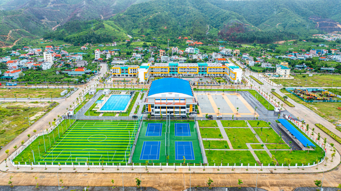 Cùng với đó, đặc khu Vân Đồn đang đẩy mạnh đầu tư xây dựng các công trình công ích như bệnh viện, trường học, trung tâm thể dục thể thao, công trình văn hóa....