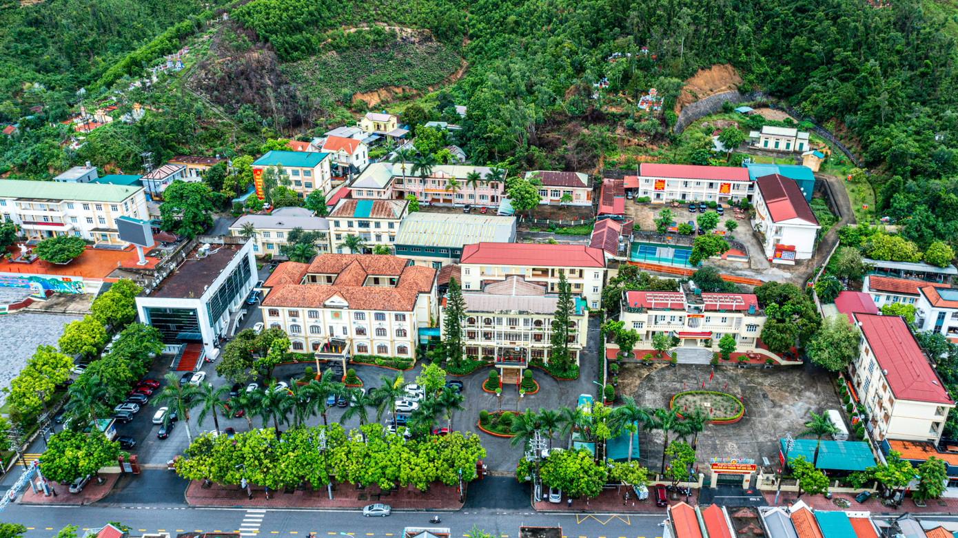 Thực hiện Nghị quyết số 1679/NQ-UBTVQH15 của UBTVQH về việc sắp xếp các đơn vị hành chính cấp xã của tỉnh Quảng Ninh năm 2025, đặc khu Vân Đồn được thành lập trên cơ sở sắp xếp toàn bộ diện tích tự nhiên, quy mô dân số của thị trấn Cái Rồng và các xã Bản Sen, Bình Dân, Đài Xuyên, Đoàn Kết, Đông Xá, Hạ Long, Minh Châu, Ngọc Vừng, Quan Lạn, Thắng Lợi, Vạn Yên. Trụ sở hành chính của Đặc khu Vân Đồn được đặt tại trụ sở huyện Vân Đồn, trung tâm thị trấn Cái Rồng cũ.