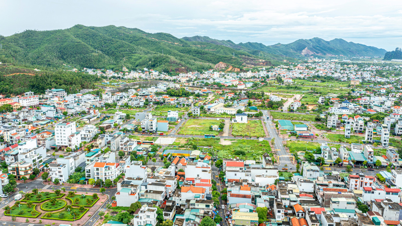 Thực hiện Nghị quyết số 1679/NQ-UBTVQH15 của UBTVQH về việc sắp xếp các đơn vị hành chính cấp xã của tỉnh Quảng Ninh năm 2025, đặc khu Vân Đồn được thành lập trên cơ sở sắp xếp toàn bộ diện tích tự nhiên, quy mô dân số của thị trấn Cái Rồng và các xã Bản Sen, Bình Dân, Đài Xuyên, Đoàn Kết, Đông Xá, Hạ Long, Minh Châu, Ngọc Vừng, Quan Lạn, Thắng Lợi, Vạn Yên. Trụ sở hành chính của Đặc khu Vân Đồn được đặt tại trụ sở huyện Vân Đồn, trung tâm thị trấn Cái Rồng cũ.